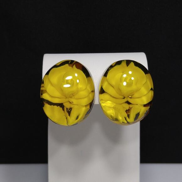 Vintage Yellow Lucite Flower Inside Clip Earrings, Yellow Clear, White Rose - Picture 6 of 10